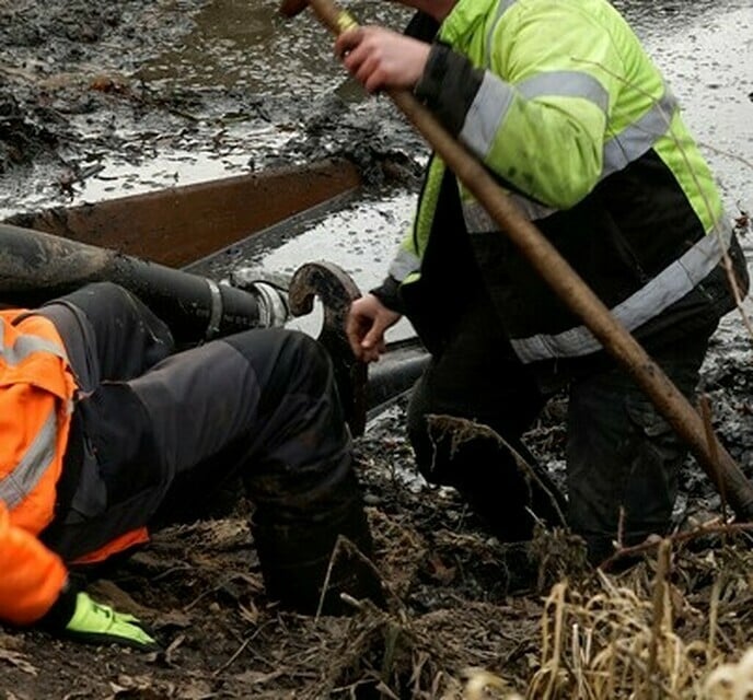 Schoonmaken gracht buitenplaats De Leemcule - Foto: Paul Scholten