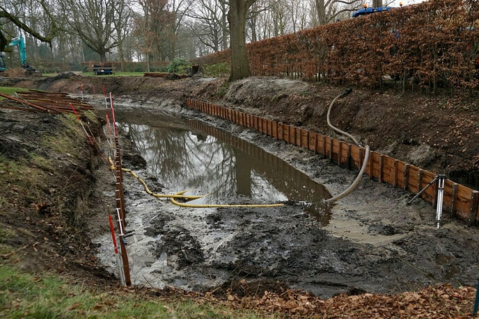 Schoonmaken gracht buitenplaats De Leemcule - Foto: Paul Scholten