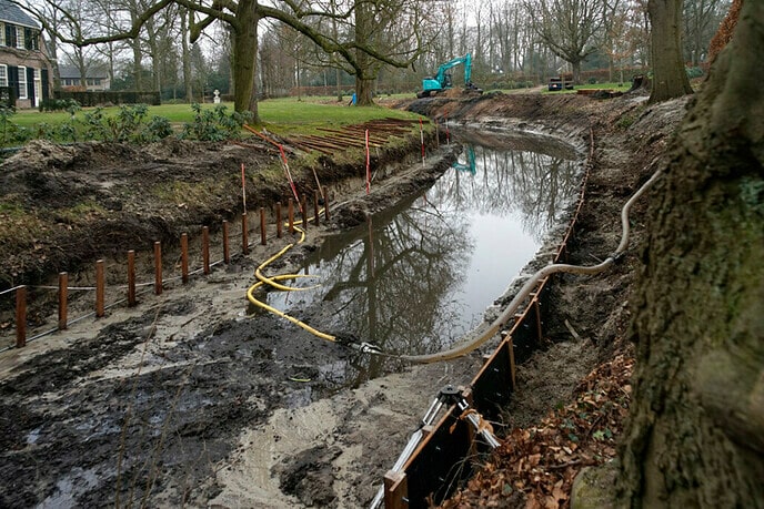 Schoonmaken gracht buitenplaats De Leemcule - Foto: Paul Scholten