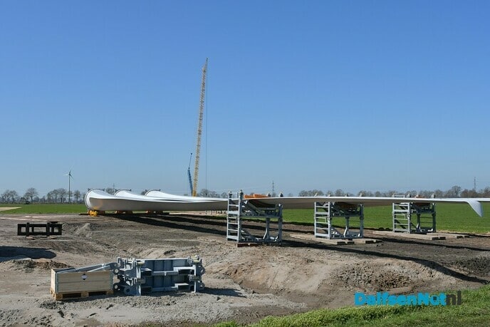 Onderdelen windmolens zijn in Nieuwleusen gearriveerd - Foto: Johan Bokma