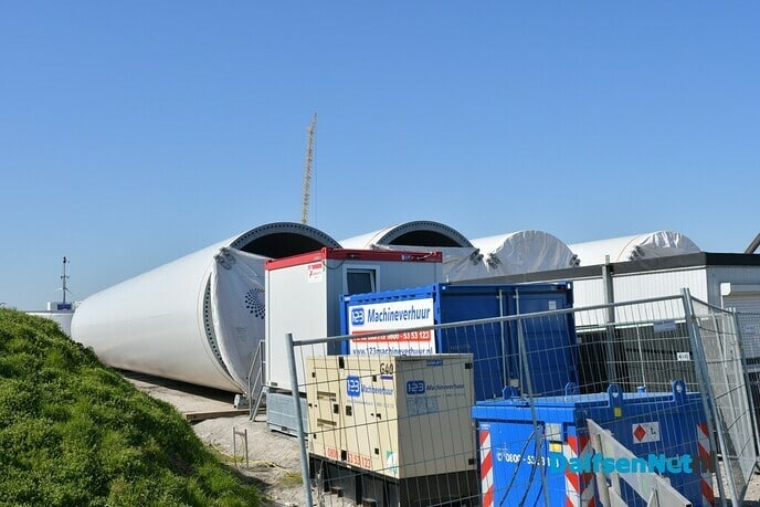 Onderdelen windmolens zijn in Nieuwleusen gearriveerd - Foto: Johan Bokma
