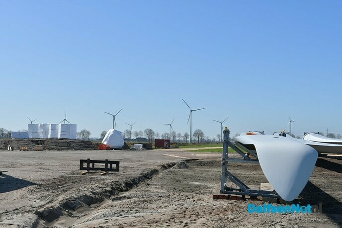 Onderdelen windmolens zijn in Nieuwleusen gearriveerd - Foto: Johan Bokma