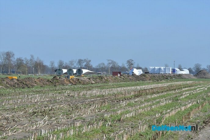 Onderdelen windmolens zijn in Nieuwleusen gearriveerd - Foto: Johan Bokma