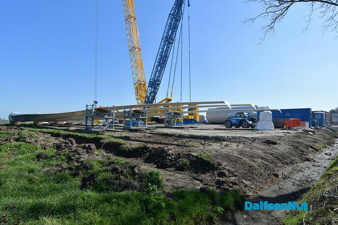 Onderdelen windmolens zijn in Nieuwleusen gearriveerd - Foto: Johan Bokma