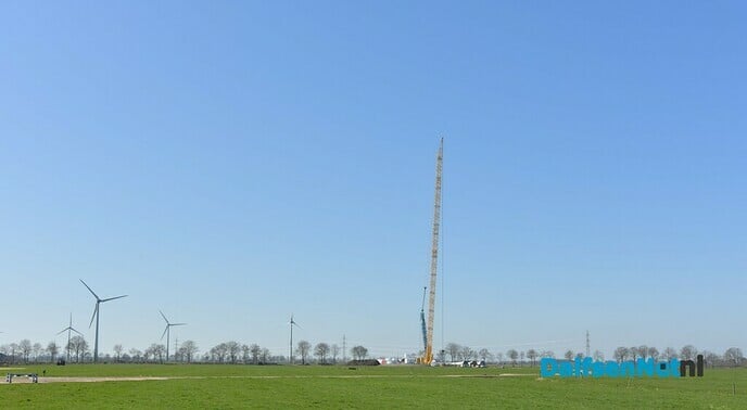Onderdelen windmolens zijn in Nieuwleusen gearriveerd - Foto: Johan Bokma
