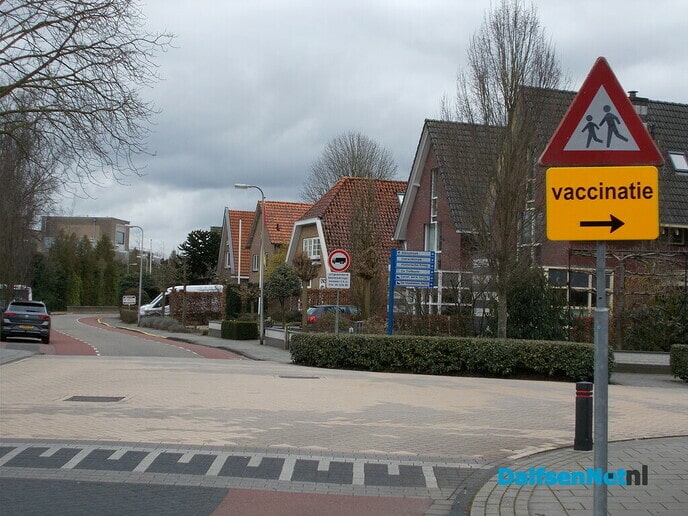 Borden geven richting aan naar einde van de tunnel