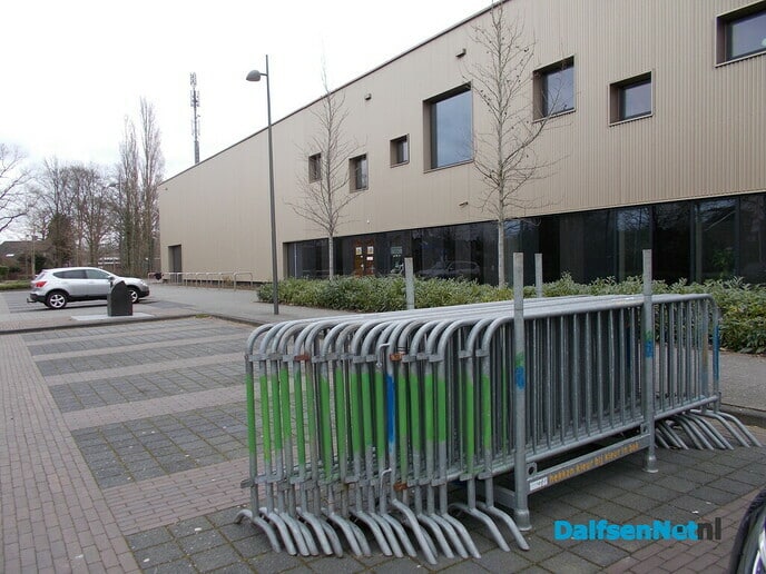 Borden geven richting aan naar einde van de tunnel