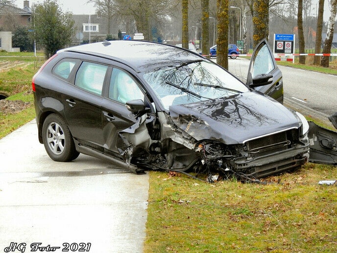 Auto tegen een boom aan de Dommelerdijk
