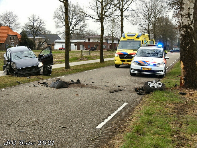 Auto tegen een boom aan de Dommelerdijk