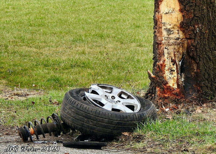 Auto tegen een boom aan de Dommelerdijk