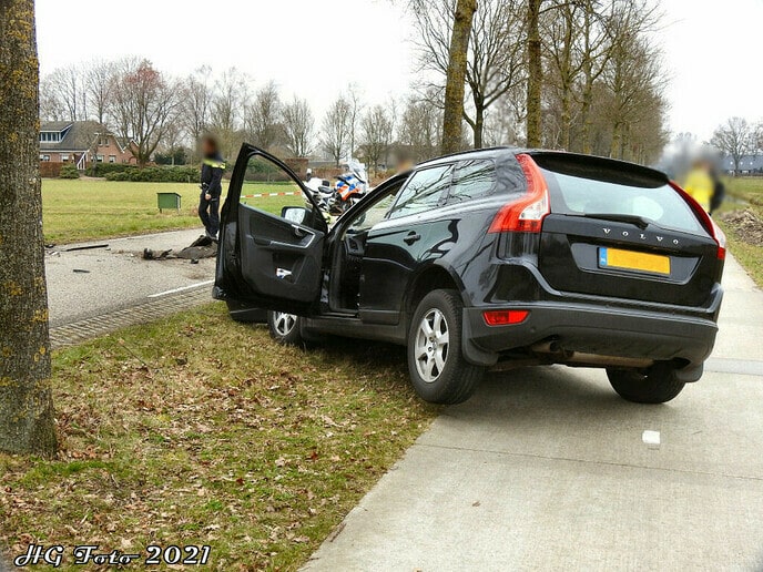 Auto tegen een boom aan de Dommelerdijk