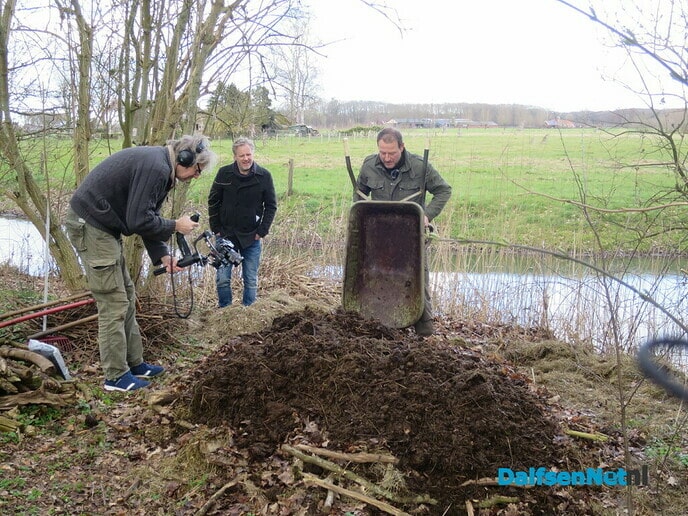 Beeldopname opbouw broeihoop voor ringslangen Hoonhorst - Foto: Wim