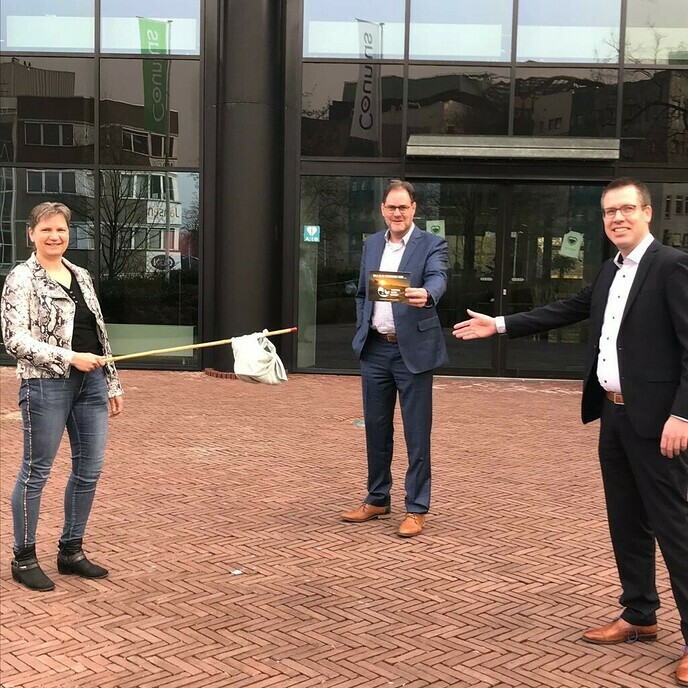 Knapzak uitgereikt aan gouden partner Countus - Foto: Ingezonden foto