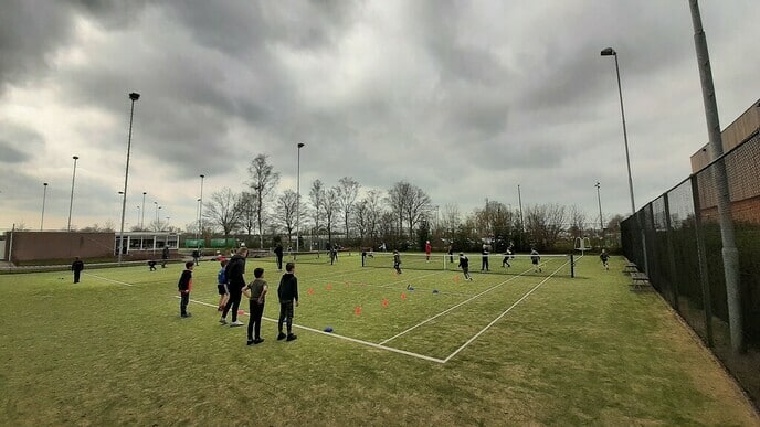 Dalfser jeugd maakt kennis met tennis - Foto: Gemeente Dalfsen