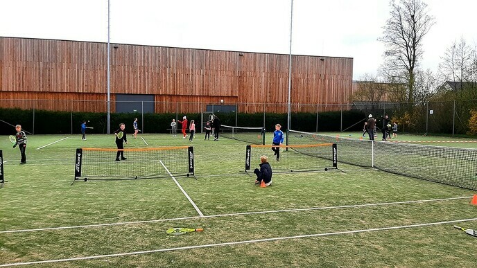 Dalfser jeugd maakt kennis met tennis - Foto: Gemeente Dalfsen