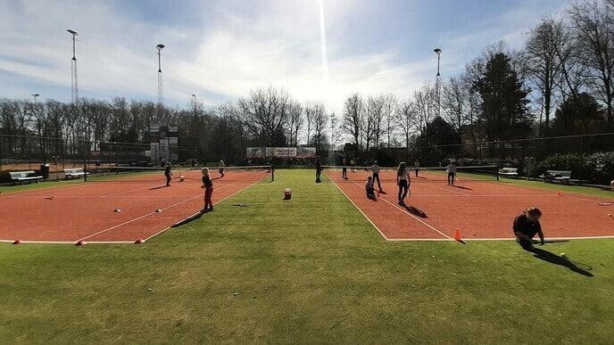Dalfser jeugd maakt kennis met tennis - Foto: Gemeente Dalfsen