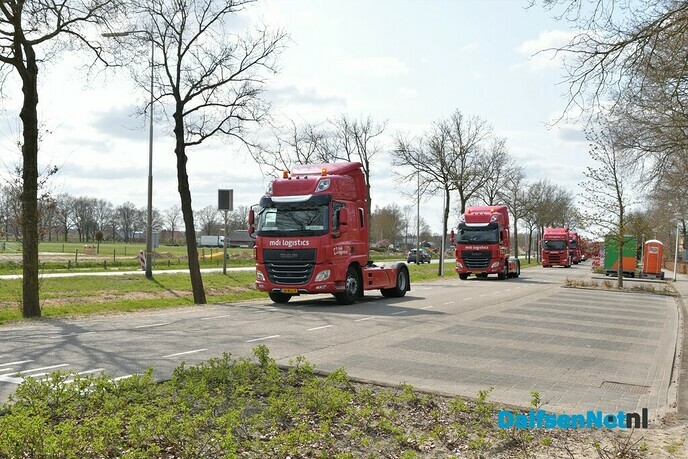 Collega’s MDI logistics brengen eerbetoon aan ernstig zieke collega - Foto: Johan Bokma