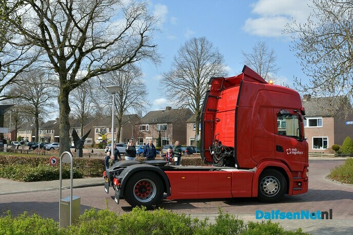 Collega’s MDI logistics brengen eerbetoon aan ernstig zieke collega - Foto: Johan Bokma