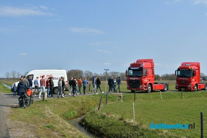 Collega’s MDI logistics brengen eerbetoon aan ernstig zieke collega - Foto: Johan Bokma