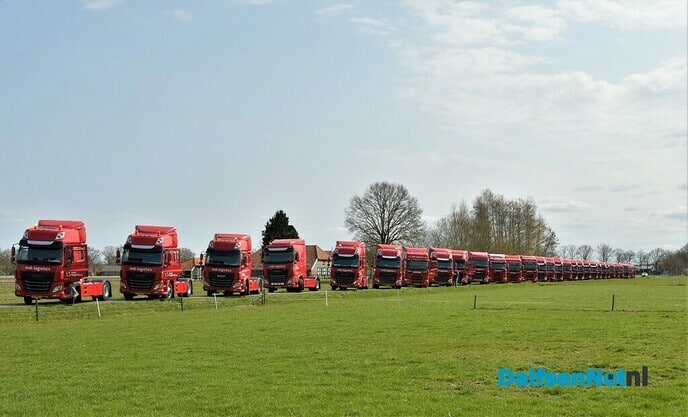 Collega’s MDI logistics brengen eerbetoon aan ernstig zieke collega - Foto: Johan Bokma