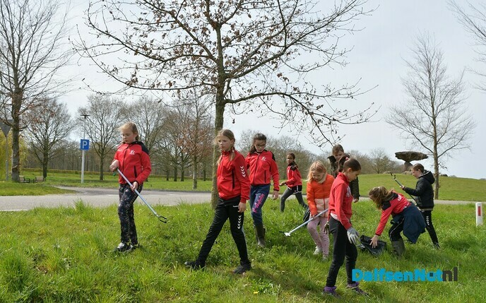 SV Dalfsen Handbal werkt mee met het project ‘Schone Rivieren’ - Foto: Johan Bokma