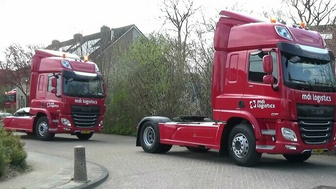 MDI Logistics chauffeurs brengen groet aan collega.