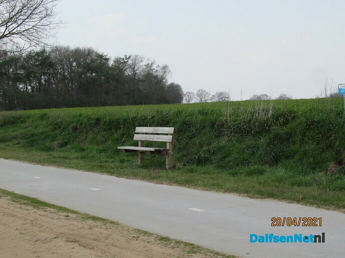 Nieuwe bankjes langs de Oude Oever - Foto: Ingezonden foto