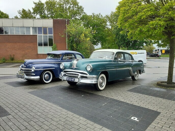 Oldtimers toeren rond in Dalfsen - Foto: William uit Dedemsvaart