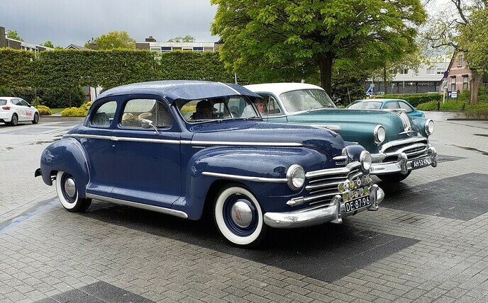 Oldtimers toeren rond in Dalfsen - Foto: William uit Dedemsvaart