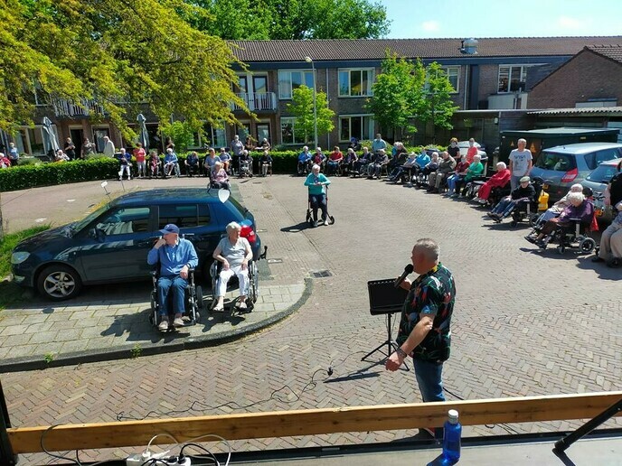Hans maakt bewoners Rosengaerde blij met zang - Foto: Ingezonden foto