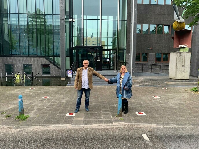 Nieuwe tegels TegenZinloosGeweld gelegd - Foto: Ingezonden foto