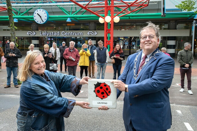Nieuwe tegels TegenZinloosGeweld gelegd - Foto: Ingezonden foto
