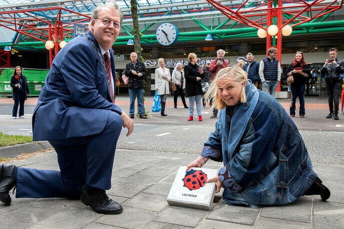 Nieuwe tegels TegenZinloosGeweld gelegd - Foto: Ingezonden foto