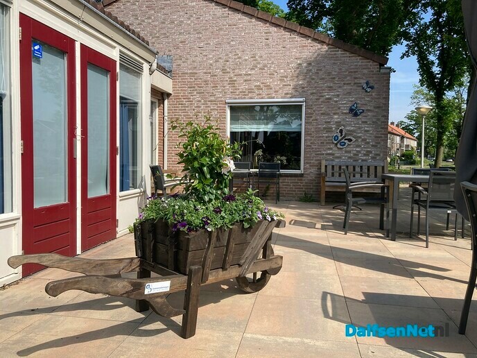 Gemeentebelangen Dalfsen schenkt bloemenwagen aan bewoners Rosengaerde - Foto: Ingezonden foto