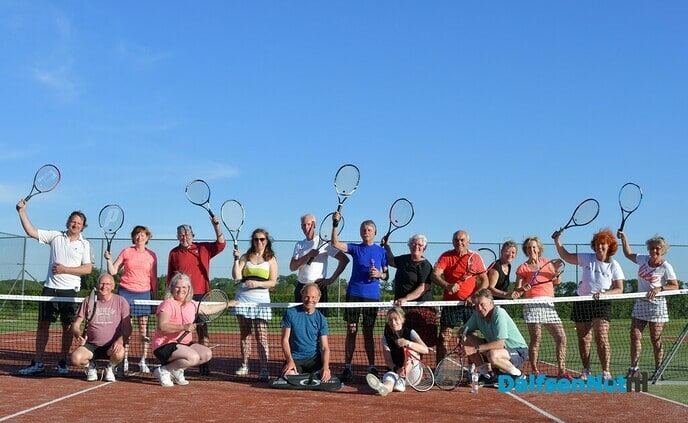 Leden TCH ’t Melkhuusie tennissen er lustig op los! - Foto: Johan Bokma