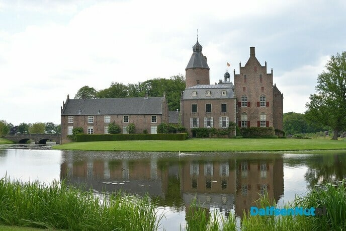 Rododendrons bloeien prachtig bij Kasteel Rechteren - Foto: Johan Bokma