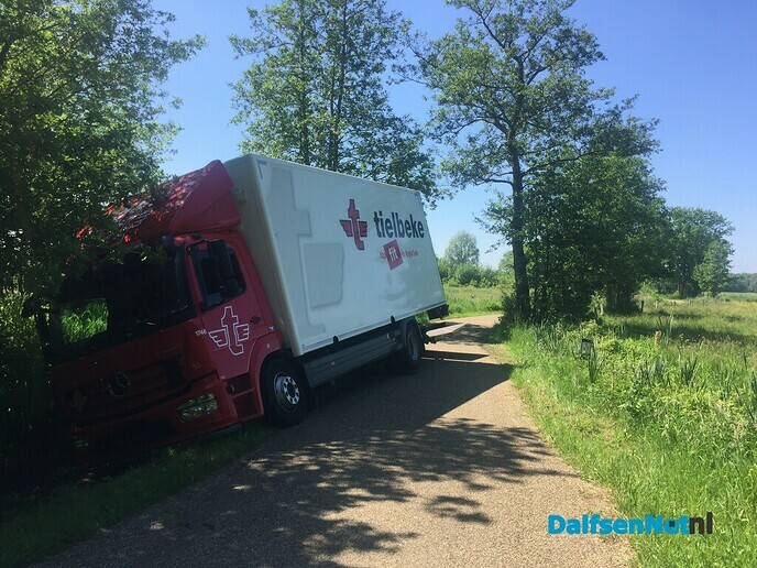 Mataramweg in Hoonhorst-Lenthe niet geschikt voor vrachtvervoer - Foto: Ingezonden foto
