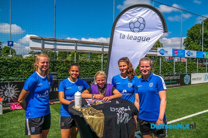 Lindy en Juliet: veel geld voor meidenvoetbal - Foto: Ingezonden foto