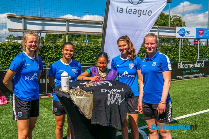 Lindy en Juliet: veel geld voor meidenvoetbal - Foto: Ingezonden foto