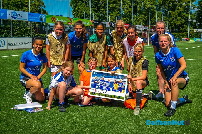 Lindy en Juliet: veel geld voor meidenvoetbal - Foto: Ingezonden foto