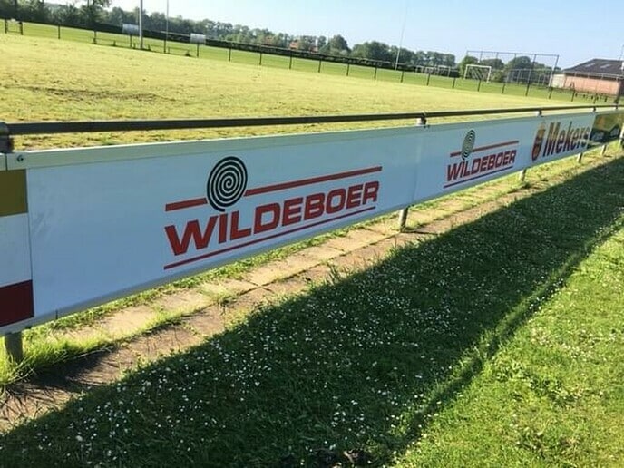 Nieuwe bordsponsor vv Hoonhorst - Foto: Ingezonden foto