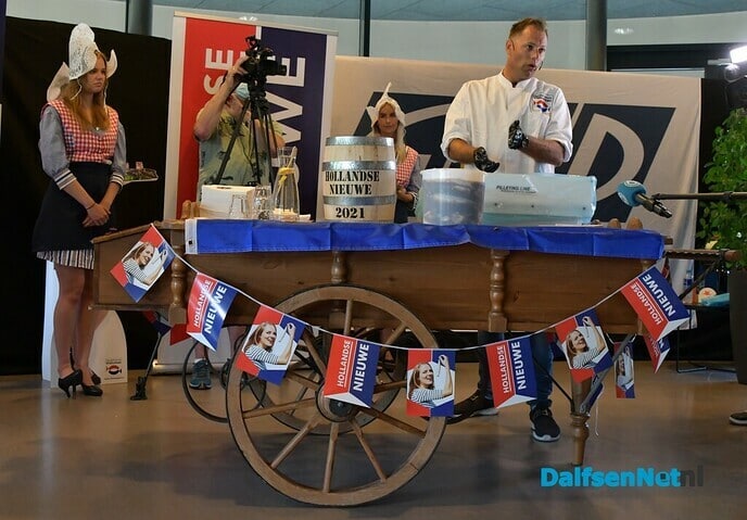 Vaatje Hollandse Nieuwe aangeboden aan GGD IJsselland - Foto: Johan Bokma