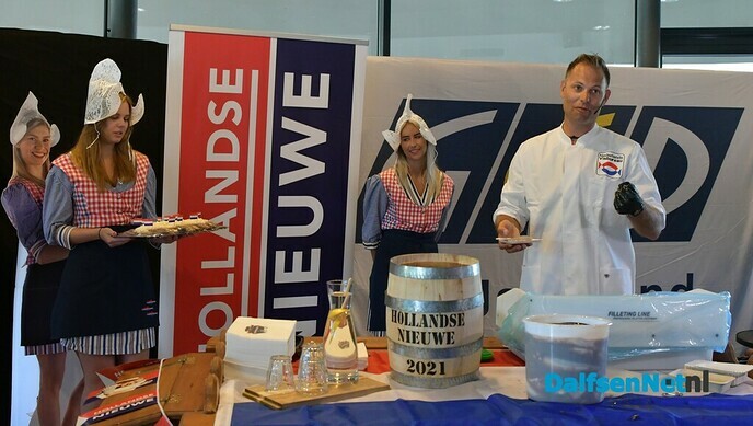 Vaatje Hollandse Nieuwe aangeboden aan GGD IJsselland - Foto: Johan Bokma