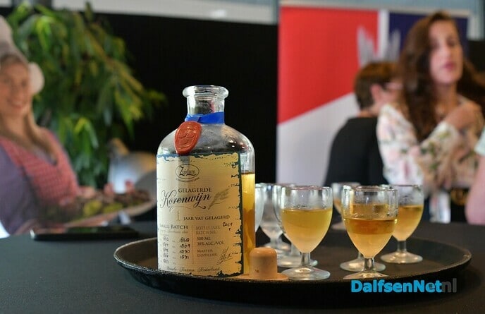Vaatje Hollandse Nieuwe aangeboden aan GGD IJsselland - Foto: Johan Bokma