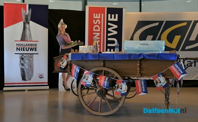 Vaatje Hollandse Nieuwe aangeboden aan GGD IJsselland - Foto: Johan Bokma