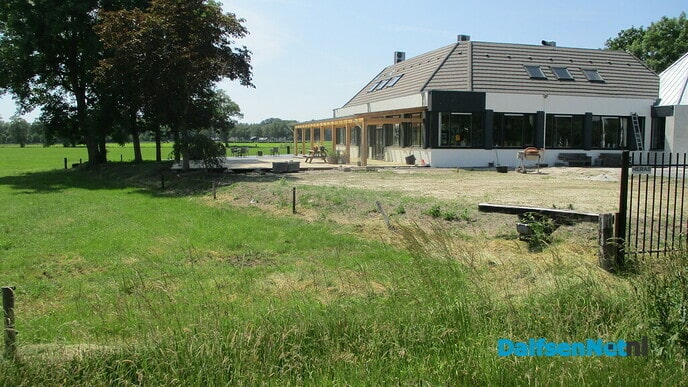 Bennie heeft zijn terrasvloer er nagenoeg in liggen