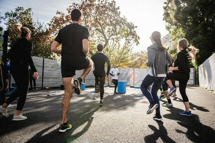 Sporten tijdens het warme zomerweer? Doe het dan samen met vrienden of collega’s