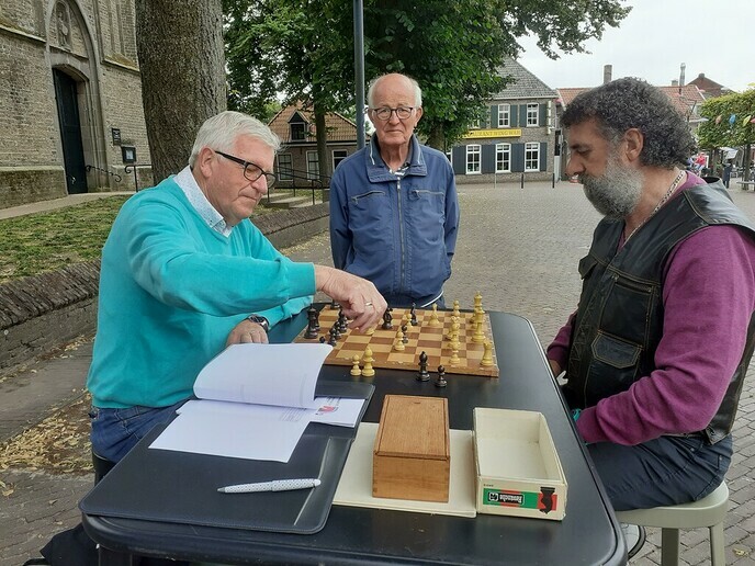 Nieuwe hoofdsponsor schaakvereniging DS1972 - Foto: William uit Dedemsvaart