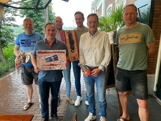 Dalfser voetbalkenners nemen prijzen in ontvangst