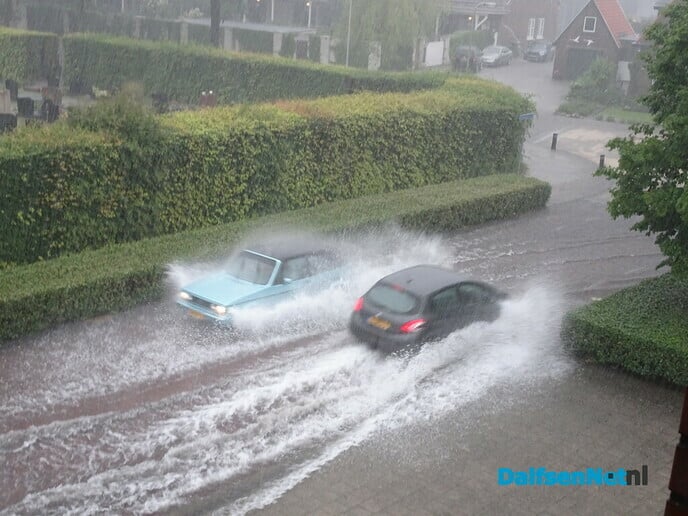 Zwemmen op straat - Foto: Ingezonden foto